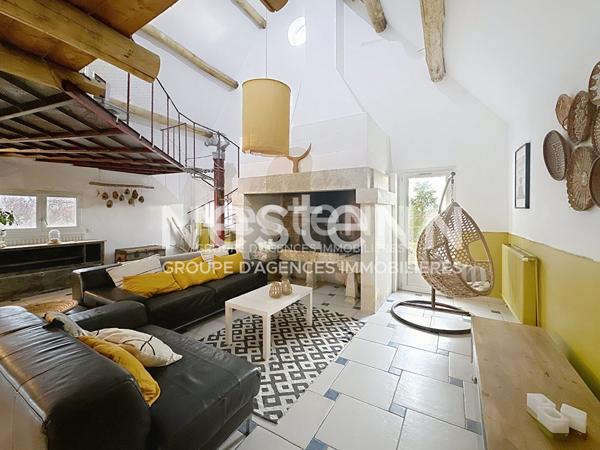 Ensemble immobilier avec deux cabanes de gardians sur parc de 1,17 ha avec piscine