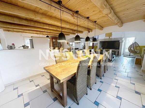 Ensemble immobilier avec deux cabanes de gardians sur parc de 1,17 ha avec piscine