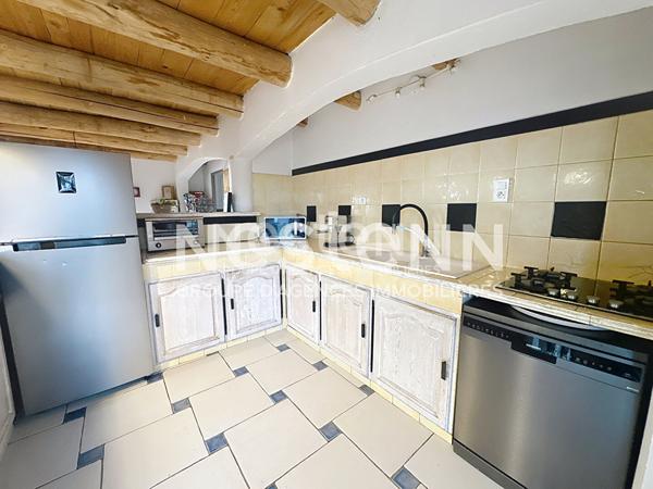 Ensemble immobilier avec deux cabanes de gardians sur parc de 1,17 ha avec piscine