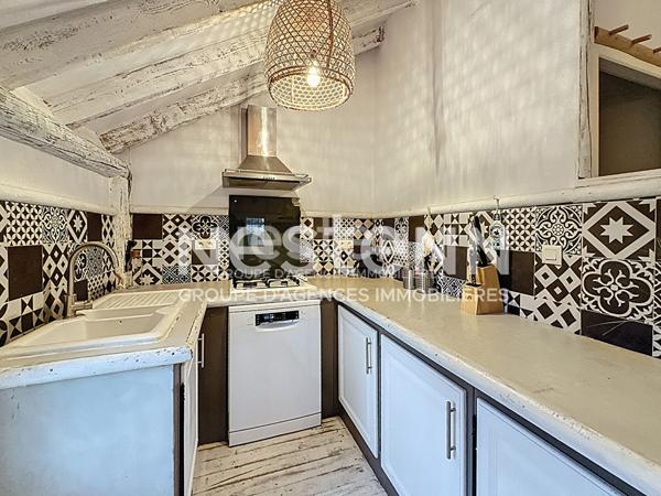 Ensemble immobilier avec deux cabanes de gardians sur parc de 1,17 ha avec piscine