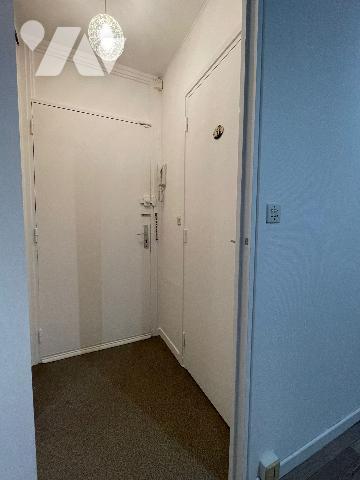 Un appartement comprenant entrée, W.-C., séjour avec coin cuisine, une chambre, une salle d'eau.