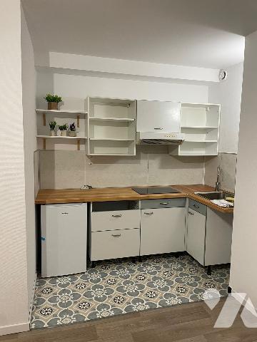 Un appartement comprenant entrée, W.-C., séjour avec coin cuisine, une chambre, une salle d'eau.