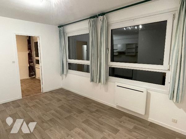 Un appartement comprenant entrée, W.-C., séjour avec coin cuisine, une chambre, une salle d'eau.