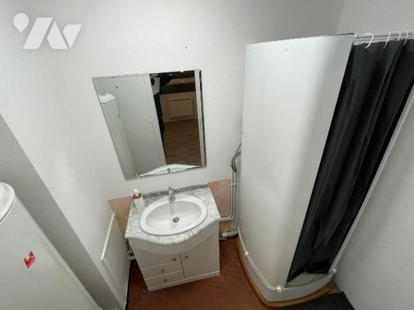 Un appartement comprenant entrée, W.-C., séjour avec coin cuisine, une chambre, une salle d'eau.