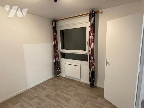 Un appartement comprenant entrée, W.-C., séjour avec coin cuisine, une chambre, une salle d'eau.
