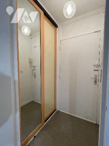Un appartement comprenant entrée, W.-C., séjour avec coin cuisine, une chambre, une salle d'eau.