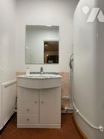 Un appartement comprenant entrée, W.-C., séjour avec coin cuisine, une chambre, une salle d'eau.