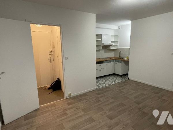 Un appartement comprenant entrée, W.-C., séjour avec coin cuisine, une chambre, une salle d'eau.