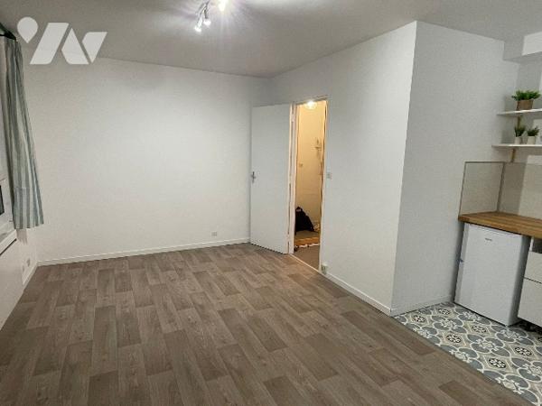 Un appartement comprenant entrée, W.-C., séjour avec coin cuisine, une chambre, une salle d'eau.