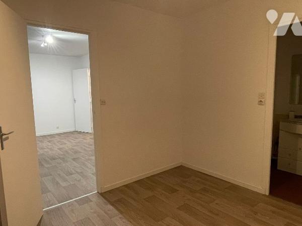 Un appartement comprenant entrée, W.-C., séjour avec coin cuisine, une chambre, une salle d'eau.