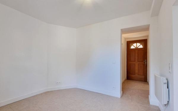Appartement à louer    2 pièces •  Saint-Privat-des-Vieux