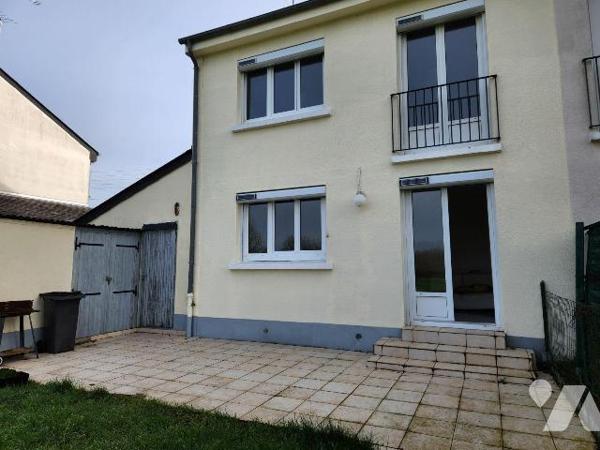  La Flèche, Pavillon 3 chambres.

-RDC : entrée avec wc et lingerie, cuisine aménagée, séjour...