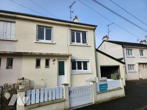  La Flèche, Pavillon 3 chambres.

-RDC : entrée avec wc et lingerie, cuisine aménagée, séjour...