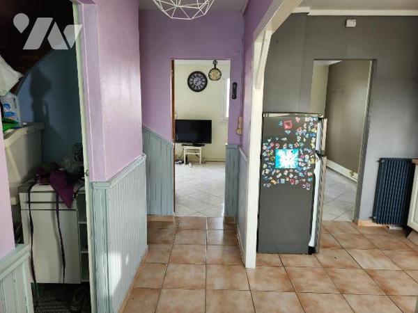  La Flèche, Pavillon 3 chambres.

-RDC : entrée avec wc et lingerie, cuisine aménagée, séjour...