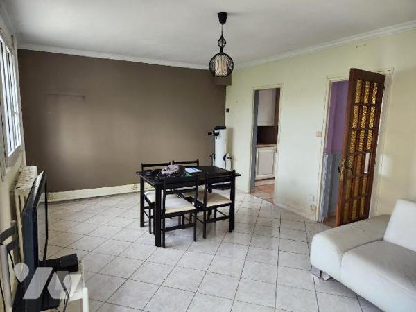  La Flèche, Pavillon 3 chambres.

-RDC : entrée avec wc et lingerie, cuisine aménagée, séjour...