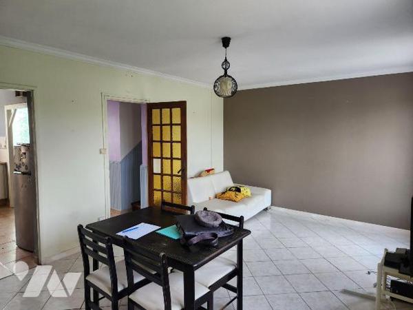  La Flèche, Pavillon 3 chambres.

-RDC : entrée avec wc et lingerie, cuisine aménagée, séjour...