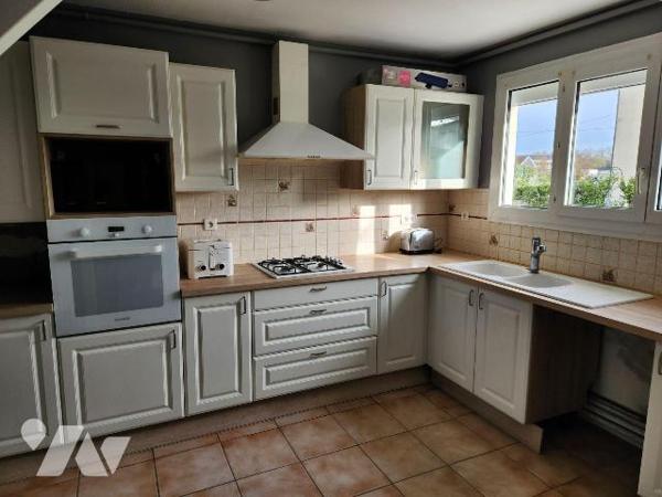  La Flèche, Pavillon 3 chambres.

-RDC : entrée avec wc et lingerie, cuisine aménagée, séjour...