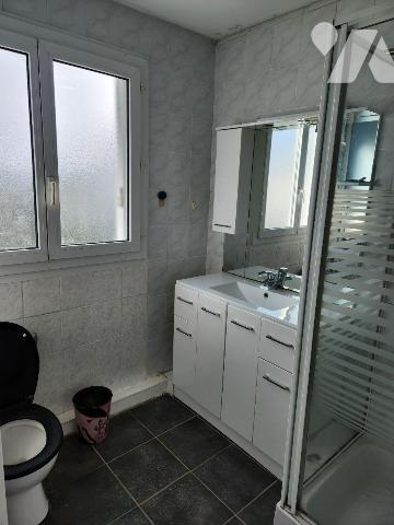  La Flèche, Pavillon 3 chambres.

-RDC : entrée avec wc et lingerie, cuisine aménagée, séjour...