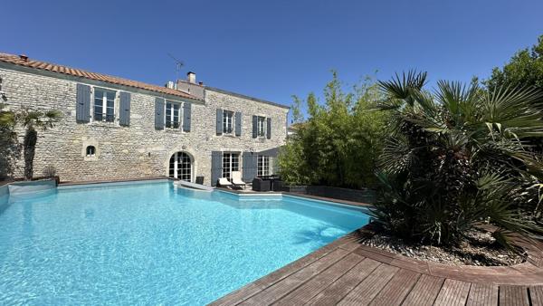 PROPRIÉTÉ DE CARACTÈRE À DOMPIERRE SUR MER.