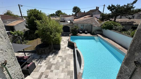 PROPRIÉTÉ DE CARACTÈRE À DOMPIERRE SUR MER.