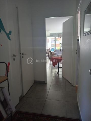 Idéalement situé dans l'un des secteurs les plus recherchés de Voiron, à proximité immédiate du centre-ville, des commerces, des établissements scolaires et de toutes commodités

Appartement lumineux et fonctionnel, au sein d'une résidence récente construite en 2015. Un élégant T4 de 89 m² entièrement accessible aux personnes à mobilité réduite (PMR) offre un cadre de vie agréable et moderne.  Il se compose d'une entrée dégagée, d'un séjour lumineux ouvrant sur deux balcons joliment orientés, d'une cuisine séparée, de trois chambres confortables, d'une salle de bain et d'un WC indépendant. 

Une résidence sécurisée et bien entretenue. La copropriété, composée de 120 lots, bénéficie d'un entretien rigoureux et d'équipements de sécurité complets : interphone, accès par badge et porte sécurisée. Aucuns travaux à prévoir et aucune procédure en cours.

Le chauffage et l'eau chaude sanitaire sont assurés par une chaudière collective gaz de ville avec réglage individuel par appartement, garantissant confort et économies. Les charges de copropriété s'élèvent à 2 464 €/an, eau chaude et chauffage inclus. Taxe foncière 2025 : 1 383 €.

Vendu libre de toute occupation.

Possibilité d'acquérir un garage en supplément à 18 000 €.

Les informations sur les risques auxquels ce bien est exposé sont disponibles sur le site Géorisques : www.georisques.gouv.fr

Béatrice Jansen :  06.13.20.18.79
Ce bien vous intéresse ? Je suis Béatrice, Agent mandataire en immobilier chez BSK Immobilier, et je serai heureuse de vous accompagner à chaque étape de votre projet. À très bientôt !