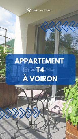 Idéalement situé dans l'un des secteurs les plus recherchés de Voiron, à proximité immédiate du centre-ville, des commerces, des établissements scolaires et de toutes commodités

Appartement lumineux et fonctionnel, au sein d'une résidence récente construite en 2015. Un élégant T4 de 89 m² entièrement accessible aux personnes à mobilité réduite (PMR) offre un cadre de vie agréable et moderne.  Il se compose d'une entrée dégagée, d'un séjour lumineux ouvrant sur deux balcons joliment orientés, d'une cuisine séparée, de trois chambres confortables, d'une salle de bain et d'un WC indépendant. 

Une résidence sécurisée et bien entretenue. La copropriété, composée de 120 lots, bénéficie d'un entretien rigoureux et d'équipements de sécurité complets : interphone, accès par badge et porte sécurisée. Aucuns travaux à prévoir et aucune procédure en cours.

Le chauffage et l'eau chaude sanitaire sont assurés par une chaudière collective gaz de ville avec réglage individuel par appartement, garantissant confort et économies. Les charges de copropriété s'élèvent à 2 464 €/an, eau chaude et chauffage inclus. Taxe foncière 2025 : 1 383 €.

Vendu libre de toute occupation.

Possibilité d'acquérir un garage en supplément à 18 000 €.

Les informations sur les risques auxquels ce bien est exposé sont disponibles sur le site Géorisques : www.georisques.gouv.fr

Béatrice Jansen :  06.13.20.18.79
Ce bien vous intéresse ? Je suis Béatrice, Agent mandataire en immobilier chez BSK Immobilier, et je serai heureuse de vous accompagner à chaque étape de votre projet. À très bientôt !