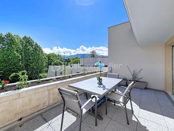 En exclusivité avec Céline MASCIAVE ( EI)

Dans le secteur recherché des Eyminées, découvrez ce spacieux DUPLEX de TYPE T5, situé au 3ème et DERNIER ETAGE  avec ascenseur, d'une belle copropriété soigneusement entretenue dont le ravalement façade a été réalisé en 2025  ( charge vendeur).
Ce bien aux belles prestations offre un cadre de vie confortable et lumineux, avec climatisation , double vitrage et une superbe vue dégagée sur les massifs, sans aucun vis-à-vis.

Composition du logement :
Au RDC :
- Cuisine équipée ouverte sur le salon/salle à manger avec accès à une terrasse de 17m2 
- Deux chambres 
- Une salle de bain avec douche
- WC séparé

- A l'étage
- Deux chambres avec chacune accès à une seconde terrasse de 10m2
- Une 2ème salle de bain avec douche, baignoire, et wc.
- Un grand dressing aménagé

Possibilité d'acquérir un garage de 25m2 au prix de 30 000€.

Un espace de vie agréable, fonctionnel offrant deux chambres et une salle de bain à chaque niveau.
Un bien rare sur le secteur, prêt à accueillir ses futurs propriétaires.