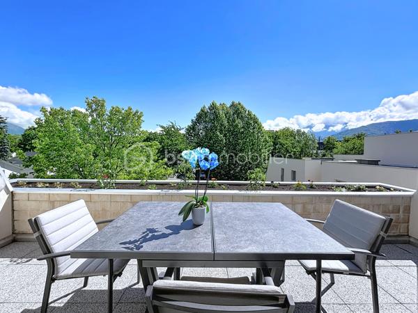 En exclusivité avec Céline MASCIAVE ( EI)

Dans le secteur recherché des Eyminées, découvrez ce spacieux DUPLEX de TYPE T5, situé au 3ème et DERNIER ETAGE  avec ascenseur, d'une belle copropriété soigneusement entretenue dont le ravalement façade a été réalisé en 2025  ( charge vendeur).
Ce bien aux belles prestations offre un cadre de vie confortable et lumineux, avec climatisation , double vitrage et une superbe vue dégagée sur les massifs, sans aucun vis-à-vis.

Composition du logement :
Au RDC :
- Cuisine équipée ouverte sur le salon/salle à manger avec accès à une terrasse de 17m2 
- Deux chambres 
- Une salle de bain avec douche
- WC séparé

- A l'étage
- Deux chambres avec chacune accès à une seconde terrasse de 10m2
- Une 2ème salle de bain avec douche, baignoire, et wc.
- Un grand dressing aménagé

Possibilité d'acquérir un garage de 25m2 au prix de 30 000€.

Un espace de vie agréable, fonctionnel offrant deux chambres et une salle de bain à chaque niveau.
Un bien rare sur le secteur, prêt à accueillir ses futurs propriétaires.