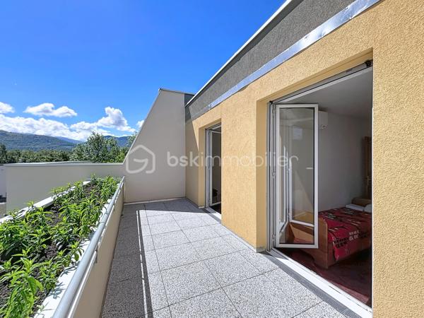 En exclusivité avec Céline MASCIAVE ( EI)

Dans le secteur recherché des Eyminées, découvrez ce spacieux DUPLEX de TYPE T5, situé au 3ème et DERNIER ETAGE  avec ascenseur, d'une belle copropriété soigneusement entretenue dont le ravalement façade a été réalisé en 2025  ( charge vendeur).
Ce bien aux belles prestations offre un cadre de vie confortable et lumineux, avec climatisation , double vitrage et une superbe vue dégagée sur les massifs, sans aucun vis-à-vis.

Composition du logement :
Au RDC :
- Cuisine équipée ouverte sur le salon/salle à manger avec accès à une terrasse de 17m2 
- Deux chambres 
- Une salle de bain avec douche
- WC séparé

- A l'étage
- Deux chambres avec chacune accès à une seconde terrasse de 10m2
- Une 2ème salle de bain avec douche, baignoire, et wc.
- Un grand dressing aménagé

Possibilité d'acquérir un garage de 25m2 au prix de 30 000€.

Un espace de vie agréable, fonctionnel offrant deux chambres et une salle de bain à chaque niveau.
Un bien rare sur le secteur, prêt à accueillir ses futurs propriétaires.
