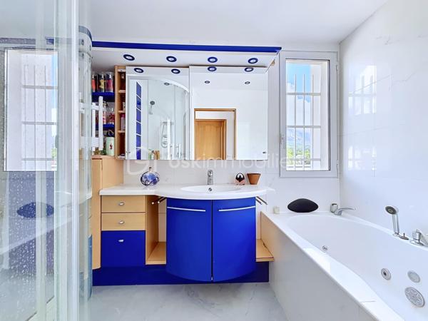 En exclusivité avec Céline MASCIAVE ( EI)

Dans le secteur recherché des Eyminées, découvrez ce spacieux DUPLEX de TYPE T5, situé au 3ème et DERNIER ETAGE  avec ascenseur, d'une belle copropriété soigneusement entretenue dont le ravalement façade a été réalisé en 2025  ( charge vendeur).
Ce bien aux belles prestations offre un cadre de vie confortable et lumineux, avec climatisation , double vitrage et une superbe vue dégagée sur les massifs, sans aucun vis-à-vis.

Composition du logement :
Au RDC :
- Cuisine équipée ouverte sur le salon/salle à manger avec accès à une terrasse de 17m2 
- Deux chambres 
- Une salle de bain avec douche
- WC séparé

- A l'étage
- Deux chambres avec chacune accès à une seconde terrasse de 10m2
- Une 2ème salle de bain avec douche, baignoire, et wc.
- Un grand dressing aménagé

Possibilité d'acquérir un garage de 25m2 au prix de 30 000€.

Un espace de vie agréable, fonctionnel offrant deux chambres et une salle de bain à chaque niveau.
Un bien rare sur le secteur, prêt à accueillir ses futurs propriétaires.