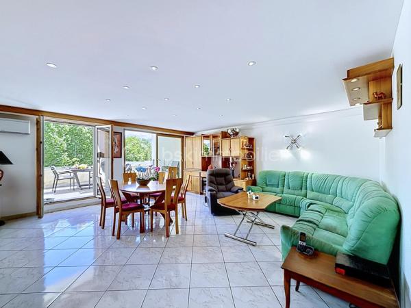En exclusivité avec Céline MASCIAVE ( EI)

Dans le secteur recherché des Eyminées, découvrez ce spacieux DUPLEX de TYPE T5, situé au 3ème et DERNIER ETAGE  avec ascenseur, d'une belle copropriété soigneusement entretenue dont le ravalement façade a été réalisé en 2025  ( charge vendeur).
Ce bien aux belles prestations offre un cadre de vie confortable et lumineux, avec climatisation , double vitrage et une superbe vue dégagée sur les massifs, sans aucun vis-à-vis.

Composition du logement :
Au RDC :
- Cuisine équipée ouverte sur le salon/salle à manger avec accès à une terrasse de 17m2 
- Deux chambres 
- Une salle de bain avec douche
- WC séparé

- A l'étage
- Deux chambres avec chacune accès à une seconde terrasse de 10m2
- Une 2ème salle de bain avec douche, baignoire, et wc.
- Un grand dressing aménagé

Possibilité d'acquérir un garage de 25m2 au prix de 30 000€.

Un espace de vie agréable, fonctionnel offrant deux chambres et une salle de bain à chaque niveau.
Un bien rare sur le secteur, prêt à accueillir ses futurs propriétaires.