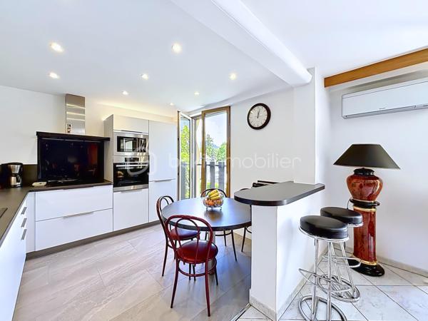 En exclusivité avec Céline MASCIAVE ( EI)

Dans le secteur recherché des Eyminées, découvrez ce spacieux DUPLEX de TYPE T5, situé au 3ème et DERNIER ETAGE  avec ascenseur, d'une belle copropriété soigneusement entretenue dont le ravalement façade a été réalisé en 2025  ( charge vendeur).
Ce bien aux belles prestations offre un cadre de vie confortable et lumineux, avec climatisation , double vitrage et une superbe vue dégagée sur les massifs, sans aucun vis-à-vis.

Composition du logement :
Au RDC :
- Cuisine équipée ouverte sur le salon/salle à manger avec accès à une terrasse de 17m2 
- Deux chambres 
- Une salle de bain avec douche
- WC séparé

- A l'étage
- Deux chambres avec chacune accès à une seconde terrasse de 10m2
- Une 2ème salle de bain avec douche, baignoire, et wc.
- Un grand dressing aménagé

Possibilité d'acquérir un garage de 25m2 au prix de 30 000€.

Un espace de vie agréable, fonctionnel offrant deux chambres et une salle de bain à chaque niveau.
Un bien rare sur le secteur, prêt à accueillir ses futurs propriétaires.