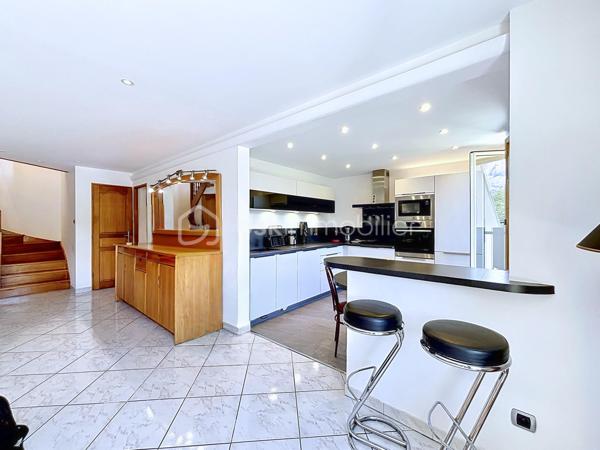 En exclusivité avec Céline MASCIAVE ( EI)

Dans le secteur recherché des Eyminées, découvrez ce spacieux DUPLEX de TYPE T5, situé au 3ème et DERNIER ETAGE  avec ascenseur, d'une belle copropriété soigneusement entretenue dont le ravalement façade a été réalisé en 2025  ( charge vendeur).
Ce bien aux belles prestations offre un cadre de vie confortable et lumineux, avec climatisation , double vitrage et une superbe vue dégagée sur les massifs, sans aucun vis-à-vis.

Composition du logement :
Au RDC :
- Cuisine équipée ouverte sur le salon/salle à manger avec accès à une terrasse de 17m2 
- Deux chambres 
- Une salle de bain avec douche
- WC séparé

- A l'étage
- Deux chambres avec chacune accès à une seconde terrasse de 10m2
- Une 2ème salle de bain avec douche, baignoire, et wc.
- Un grand dressing aménagé

Possibilité d'acquérir un garage de 25m2 au prix de 30 000€.

Un espace de vie agréable, fonctionnel offrant deux chambres et une salle de bain à chaque niveau.
Un bien rare sur le secteur, prêt à accueillir ses futurs propriétaires.