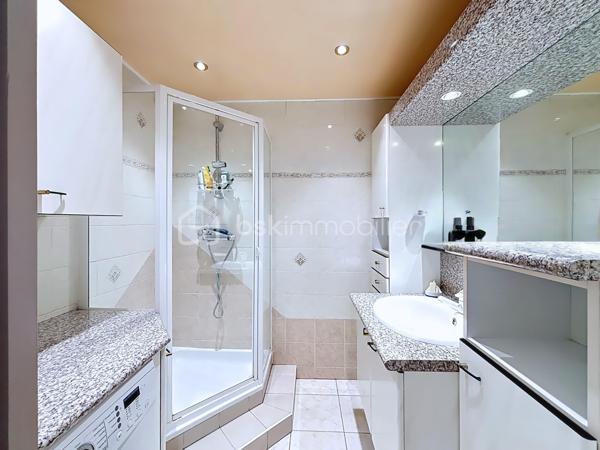 En exclusivité avec Céline MASCIAVE ( EI)

Dans le secteur recherché des Eyminées, découvrez ce spacieux DUPLEX de TYPE T5, situé au 3ème et DERNIER ETAGE  avec ascenseur, d'une belle copropriété soigneusement entretenue dont le ravalement façade a été réalisé en 2025  ( charge vendeur).
Ce bien aux belles prestations offre un cadre de vie confortable et lumineux, avec climatisation , double vitrage et une superbe vue dégagée sur les massifs, sans aucun vis-à-vis.

Composition du logement :
Au RDC :
- Cuisine équipée ouverte sur le salon/salle à manger avec accès à une terrasse de 17m2 
- Deux chambres 
- Une salle de bain avec douche
- WC séparé

- A l'étage
- Deux chambres avec chacune accès à une seconde terrasse de 10m2
- Une 2ème salle de bain avec douche, baignoire, et wc.
- Un grand dressing aménagé

Possibilité d'acquérir un garage de 25m2 au prix de 30 000€.

Un espace de vie agréable, fonctionnel offrant deux chambres et une salle de bain à chaque niveau.
Un bien rare sur le secteur, prêt à accueillir ses futurs propriétaires.