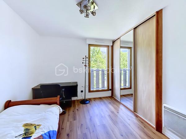 En exclusivité avec Céline MASCIAVE ( EI)

Dans le secteur recherché des Eyminées, découvrez ce spacieux DUPLEX de TYPE T5, situé au 3ème et DERNIER ETAGE  avec ascenseur, d'une belle copropriété soigneusement entretenue dont le ravalement façade a été réalisé en 2025  ( charge vendeur).
Ce bien aux belles prestations offre un cadre de vie confortable et lumineux, avec climatisation , double vitrage et une superbe vue dégagée sur les massifs, sans aucun vis-à-vis.

Composition du logement :
Au RDC :
- Cuisine équipée ouverte sur le salon/salle à manger avec accès à une terrasse de 17m2 
- Deux chambres 
- Une salle de bain avec douche
- WC séparé

- A l'étage
- Deux chambres avec chacune accès à une seconde terrasse de 10m2
- Une 2ème salle de bain avec douche, baignoire, et wc.
- Un grand dressing aménagé

Possibilité d'acquérir un garage de 25m2 au prix de 30 000€.

Un espace de vie agréable, fonctionnel offrant deux chambres et une salle de bain à chaque niveau.
Un bien rare sur le secteur, prêt à accueillir ses futurs propriétaires.