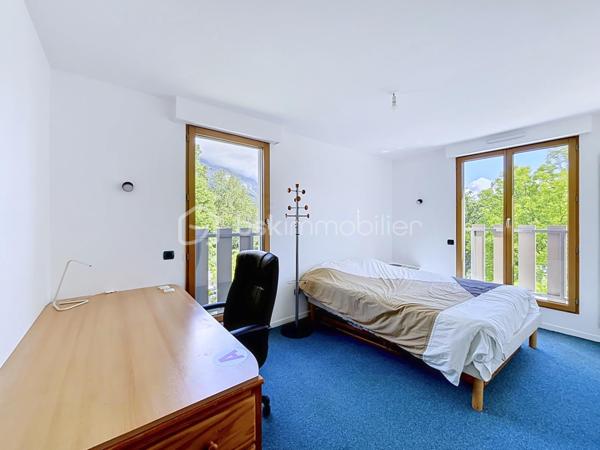 En exclusivité avec Céline MASCIAVE ( EI)

Dans le secteur recherché des Eyminées, découvrez ce spacieux DUPLEX de TYPE T5, situé au 3ème et DERNIER ETAGE  avec ascenseur, d'une belle copropriété soigneusement entretenue dont le ravalement façade a été réalisé en 2025  ( charge vendeur).
Ce bien aux belles prestations offre un cadre de vie confortable et lumineux, avec climatisation , double vitrage et une superbe vue dégagée sur les massifs, sans aucun vis-à-vis.

Composition du logement :
Au RDC :
- Cuisine équipée ouverte sur le salon/salle à manger avec accès à une terrasse de 17m2 
- Deux chambres 
- Une salle de bain avec douche
- WC séparé

- A l'étage
- Deux chambres avec chacune accès à une seconde terrasse de 10m2
- Une 2ème salle de bain avec douche, baignoire, et wc.
- Un grand dressing aménagé

Possibilité d'acquérir un garage de 25m2 au prix de 30 000€.

Un espace de vie agréable, fonctionnel offrant deux chambres et une salle de bain à chaque niveau.
Un bien rare sur le secteur, prêt à accueillir ses futurs propriétaires.