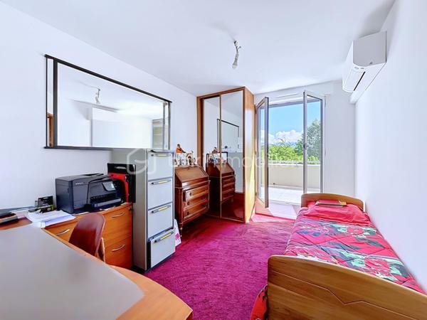 En exclusivité avec Céline MASCIAVE ( EI)

Dans le secteur recherché des Eyminées, découvrez ce spacieux DUPLEX de TYPE T5, situé au 3ème et DERNIER ETAGE  avec ascenseur, d'une belle copropriété soigneusement entretenue dont le ravalement façade a été réalisé en 2025  ( charge vendeur).
Ce bien aux belles prestations offre un cadre de vie confortable et lumineux, avec climatisation , double vitrage et une superbe vue dégagée sur les massifs, sans aucun vis-à-vis.

Composition du logement :
Au RDC :
- Cuisine équipée ouverte sur le salon/salle à manger avec accès à une terrasse de 17m2 
- Deux chambres 
- Une salle de bain avec douche
- WC séparé

- A l'étage
- Deux chambres avec chacune accès à une seconde terrasse de 10m2
- Une 2ème salle de bain avec douche, baignoire, et wc.
- Un grand dressing aménagé

Possibilité d'acquérir un garage de 25m2 au prix de 30 000€.

Un espace de vie agréable, fonctionnel offrant deux chambres et une salle de bain à chaque niveau.
Un bien rare sur le secteur, prêt à accueillir ses futurs propriétaires.