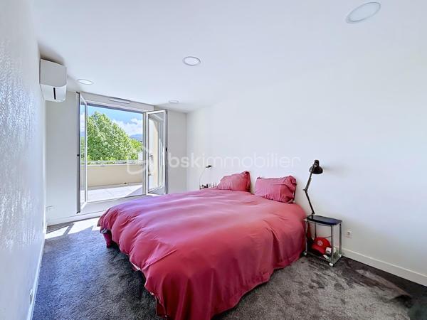 En exclusivité avec Céline MASCIAVE ( EI)

Dans le secteur recherché des Eyminées, découvrez ce spacieux DUPLEX de TYPE T5, situé au 3ème et DERNIER ETAGE  avec ascenseur, d'une belle copropriété soigneusement entretenue dont le ravalement façade a été réalisé en 2025  ( charge vendeur).
Ce bien aux belles prestations offre un cadre de vie confortable et lumineux, avec climatisation , double vitrage et une superbe vue dégagée sur les massifs, sans aucun vis-à-vis.

Composition du logement :
Au RDC :
- Cuisine équipée ouverte sur le salon/salle à manger avec accès à une terrasse de 17m2 
- Deux chambres 
- Une salle de bain avec douche
- WC séparé

- A l'étage
- Deux chambres avec chacune accès à une seconde terrasse de 10m2
- Une 2ème salle de bain avec douche, baignoire, et wc.
- Un grand dressing aménagé

Possibilité d'acquérir un garage de 25m2 au prix de 30 000€.

Un espace de vie agréable, fonctionnel offrant deux chambres et une salle de bain à chaque niveau.
Un bien rare sur le secteur, prêt à accueillir ses futurs propriétaires.