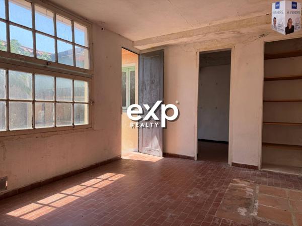 Maison à rénover avec cour, terrasse couverte , places de parking et annexes – La Garde