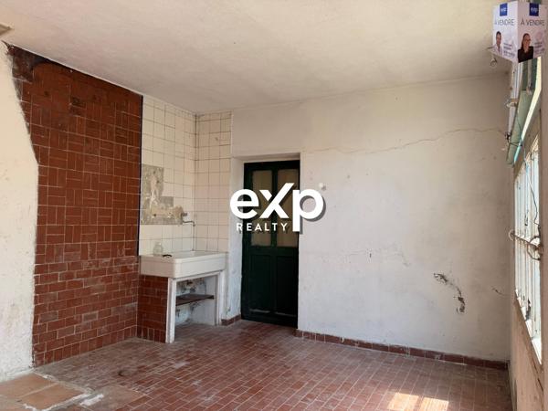 Maison à rénover avec cour, terrasse couverte , places de parking et annexes – La Garde