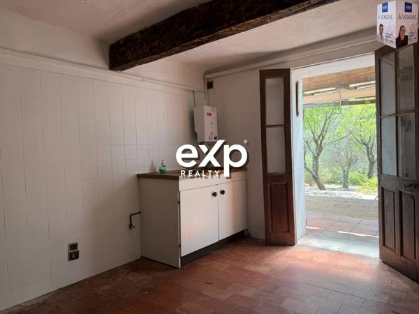 Maison à rénover avec cour, terrasse couverte , places de parking et annexes – La Garde