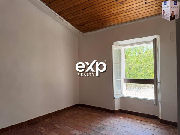 Maison à rénover avec cour, terrasse couverte , places de parking et annexes – La Garde