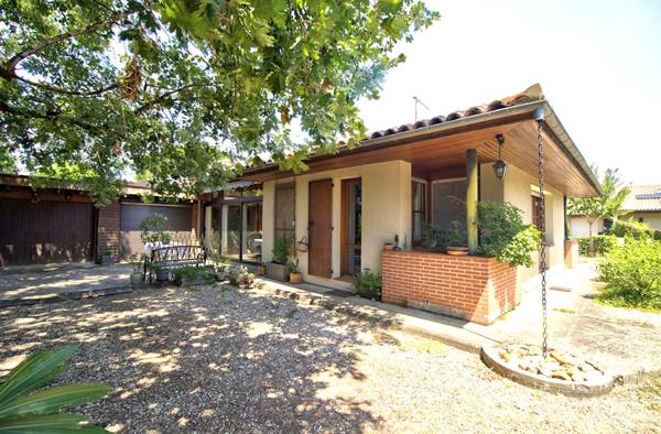 LE PASSAGE - Maison de plain-pied de 125m² habitables avec 3 chambres, 1 bureau, garage et terrain clos de 730m².