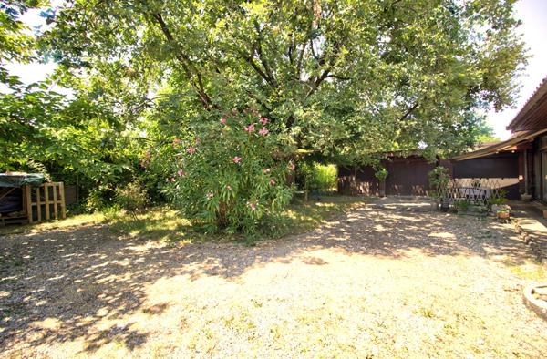 LE PASSAGE - Maison de plain-pied de 125m² habitables avec 3 chambres, 1 bureau, garage et terrain clos de 730m².