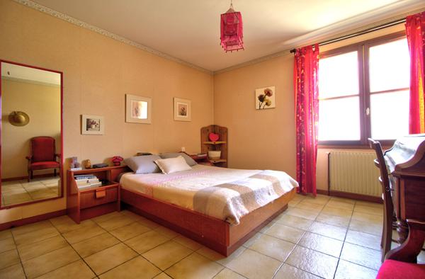 LE PASSAGE - Maison de plain-pied de 125m² habitables avec 3 chambres, 1 bureau, garage et terrain clos de 730m².