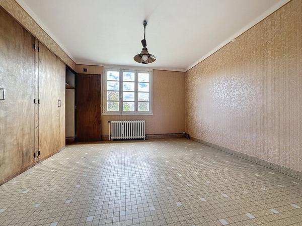 Maison familiale à vendre à CHAMPTOCEAUX - 4 chambres, jardin et dépendances