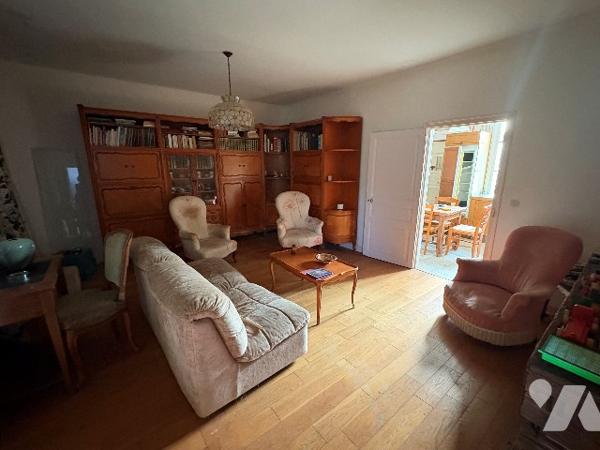 Maison de village de plain-pied à vendre à MONTMORT LUCY (51270)

Beaucoup de charme, A VOIR!