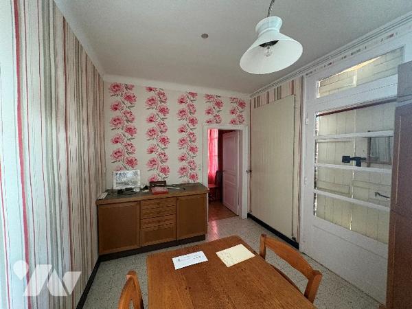 Maison de village de plain-pied à vendre à MONTMORT LUCY (51270)

Beaucoup de charme, A VOIR!