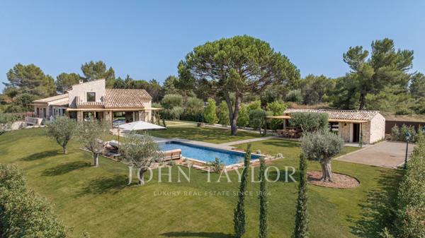 Somptueuse villa en pierre avec vue panoramique et finitions haut de gamme
