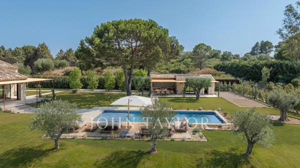 Somptueuse villa en pierre avec vue panoramique et finitions haut de gamme